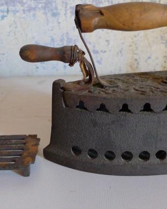 Ferro da Stiro Antico a Carbone