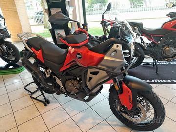 Qj Motor SVT 650 X con tris valige