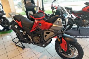 Qj Motor SVT 650 X con tris valige
