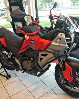 Qj Motor SVT 650 X con tris valige