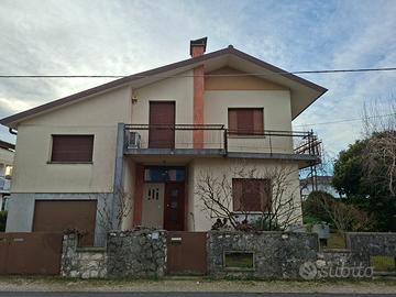 Codroipo centro ampia villa indipendente giardino
