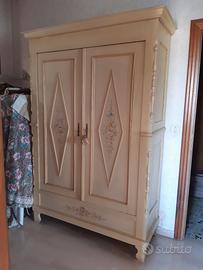 ARMADIO A DUE ANTE LACCATO CON MOTIVI FLOREALI