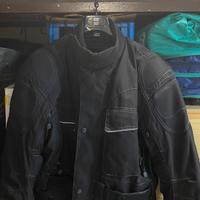 Giacca e 2 caschi da moto.