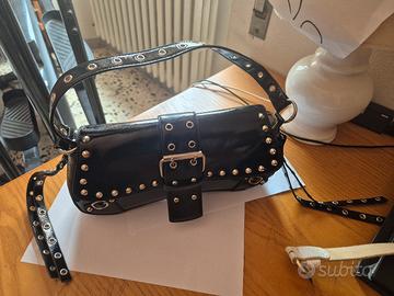  Borsa Baguette Lucida con Borchie 