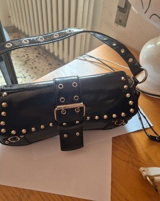  Borsa Baguette Lucida con Borchie 