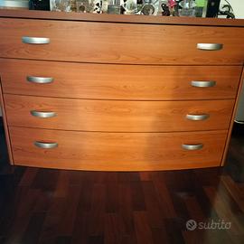 armadio più due comò e cassettiera 