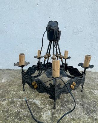 Lampadario antico in ferro battuto