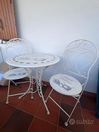 Tavolo con sedie da giardino