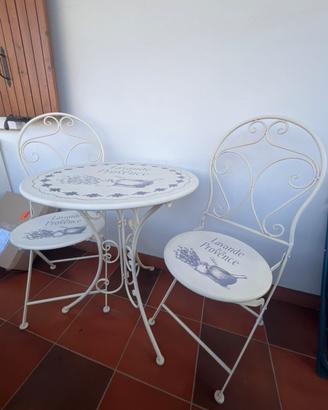 Tavolo con sedie da giardino