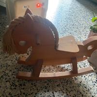 Cavallo a dondolo in legno