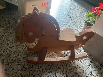 Cavallo a dondolo in legno