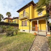 Villa singola su più livelli con giardino e box