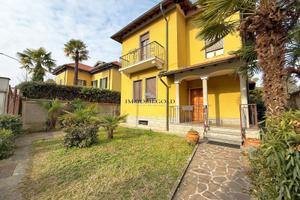 Villa singola su più livelli con giardino e box