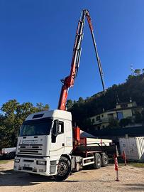 Camion iveco con gru fassi