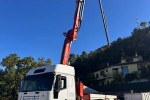 Camion iveco con gru fassi