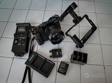 Fujifilm X-E4 con gabbia, grip e accessori