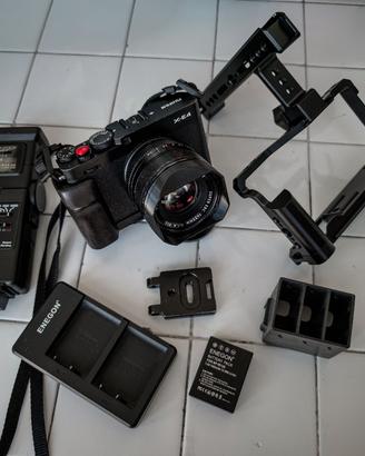 Fujifilm X-E4 con gabbia, grip e accessori