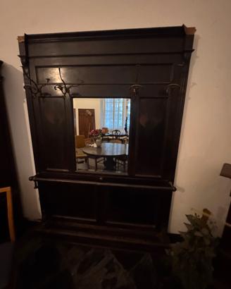 Antico appendiabiti a parete in legno massello