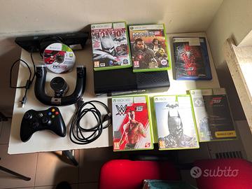 Console Xbox 360 E con giochi e accessori.