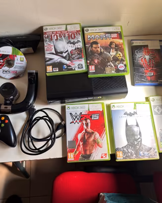 Console Xbox 360 E con giochi e accessori.