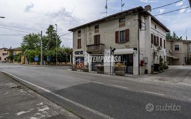 Porzione di casa da ristrutturare con 3 camere e s