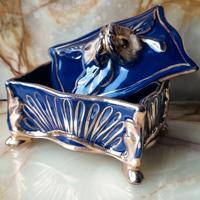 Una scatola decorativa vintage in ceramica