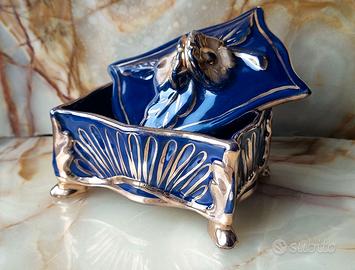 Una scatola decorativa vintage in ceramica