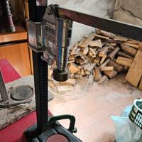 Capsulatrice a colonna per tappi a corona