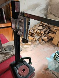 Capsulatrice a colonna per tappi a corona