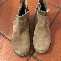 Stivaletti in pelle scamosciata