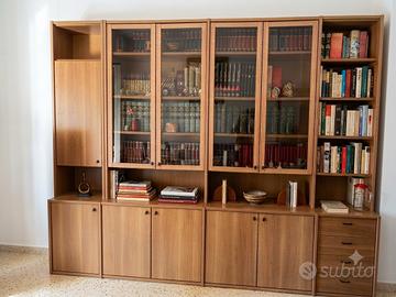 Grande Parete Attrezzata / Libreria in Legno con V
