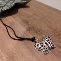 Collana in cordone cerato con ciondolo farfalla