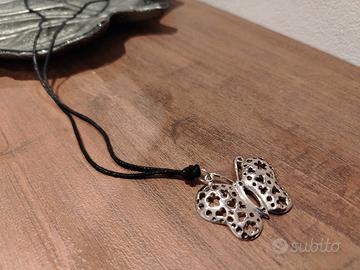 Collana in cordone cerato con ciondolo farfalla