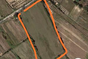 Terreno con ruderi accastati