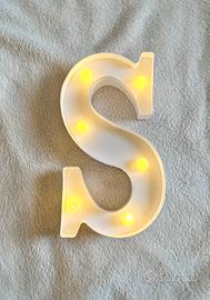 Decorazione Luminosa Lettera S Bianca a Batteria