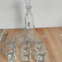 bottiglietta con bicchieri per limoncello.