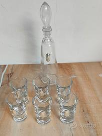 bottiglietta con bicchieri per limoncello.