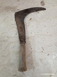 Attrezzo antico da raccolta o lavoro 