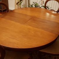 Elegante Tavolo da Pranzo in Legno con 6 Sedie