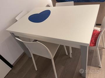 Tavolo piu 4 sedie e divano 2 posti fisso