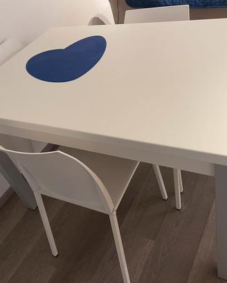 Tavolo piu 4 sedie e divano 2 posti fisso