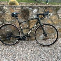 Bici gravel giant revolt