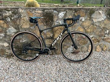 Bici gravel giant revolt