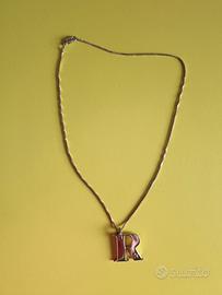 Collana con ciondolo Lettera R.