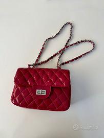 Borsa fucsia effetto vernice con catena, mai usata