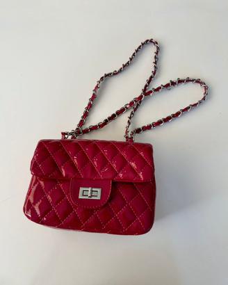 Borsa fucsia effetto vernice con catena, mai usata