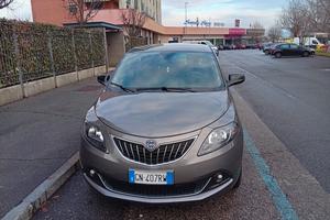 Lancia Ypsilon superaccessoriata leggi annuncio