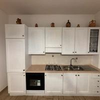Cucina bianca con elettrodomestici inclusi