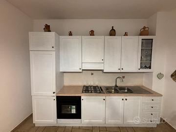 Cucina bianca con elettrodomestici inclusi