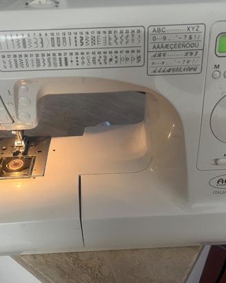 Macchina da cucire elettronica